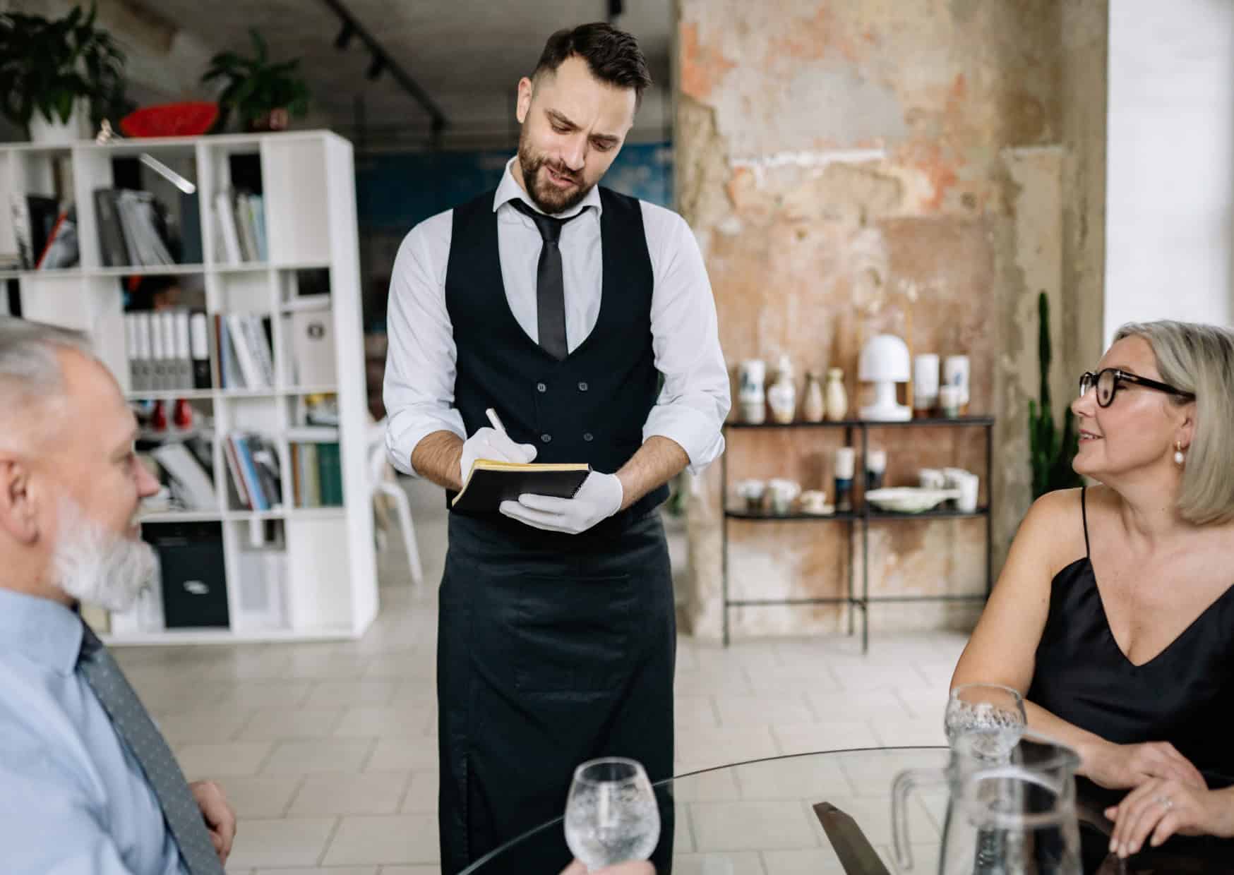 The 9 Dining Habits That Instantly Make Americans Stand Out in Europe (For the Wrong Reasons) 4 9 Table Manners Europeans Judge Americans For Breaking 4