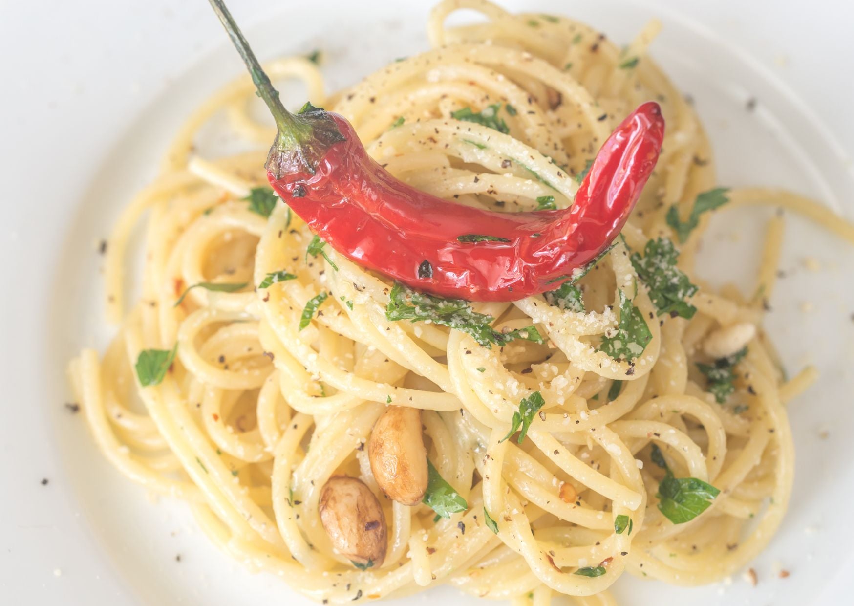 The 10-Minute Pasta Italian Grandmothers Still Swear By: How Italian Nonnas Turn 4 Cheap Ingredients Into an Unforgettable Pasta 4 Nonna’s Spaghetti Aglio, Olio e Peperoncino (Recipe Guide)