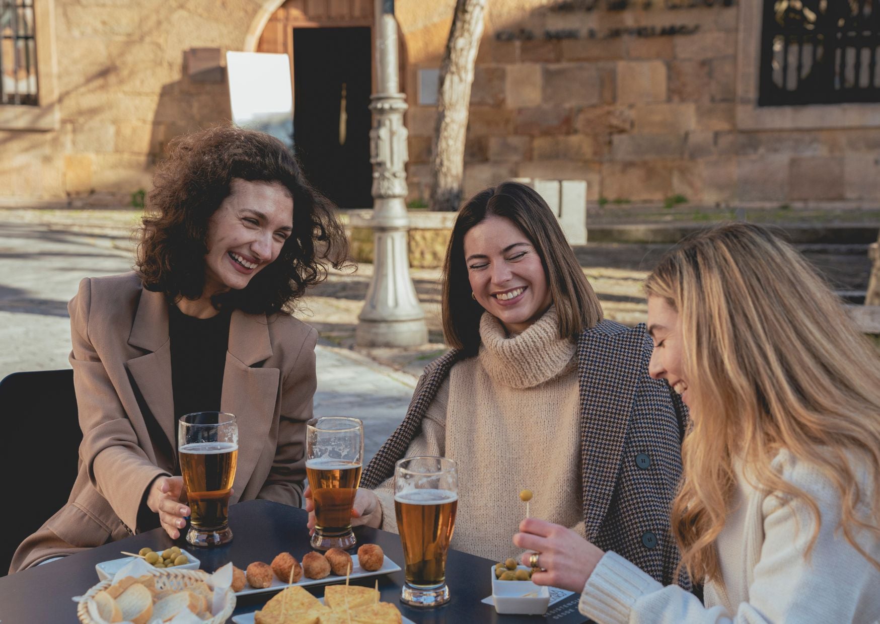Why Spanish Families Eat Dinner at 10 PM — And What It Reveals About Their Deeply Rooted Cultural Rhythm 1 Why Spanish Families Eat Dinner at 10 PM And What It Says About Their Culture