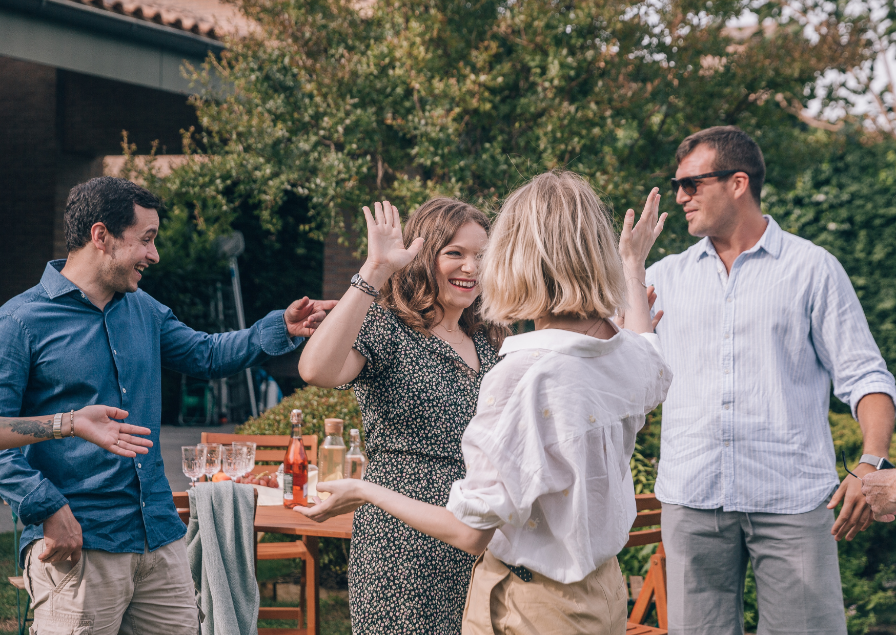 How Americans Offend Spaniards Without Realizing It: The Greeting Ritual Explained 4 Spanish Greeting Ritual Americans Always Get Wrong 8 1