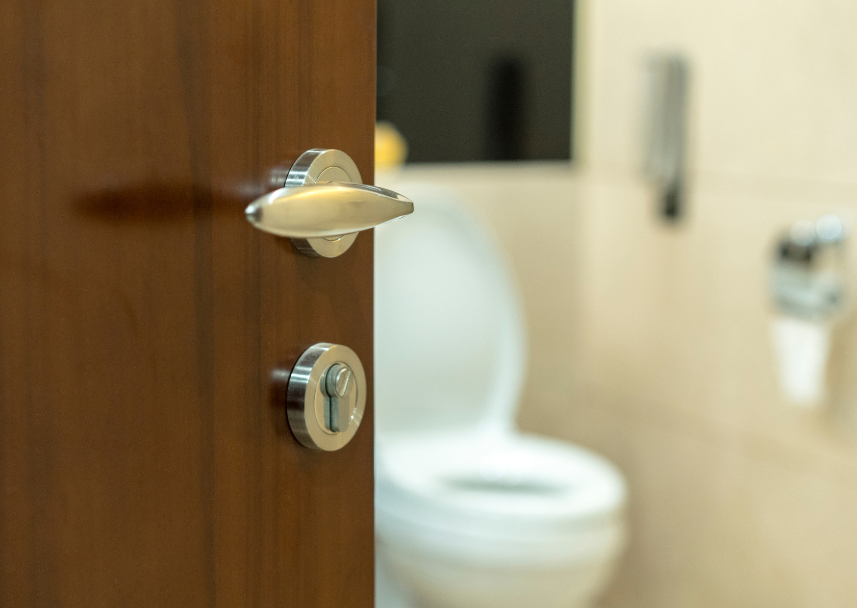 What This Open Bathroom Door Says About Spanish Culture (And Why It Shocks Americans) 6 Spanish People Never Close This Bathroom Door 2