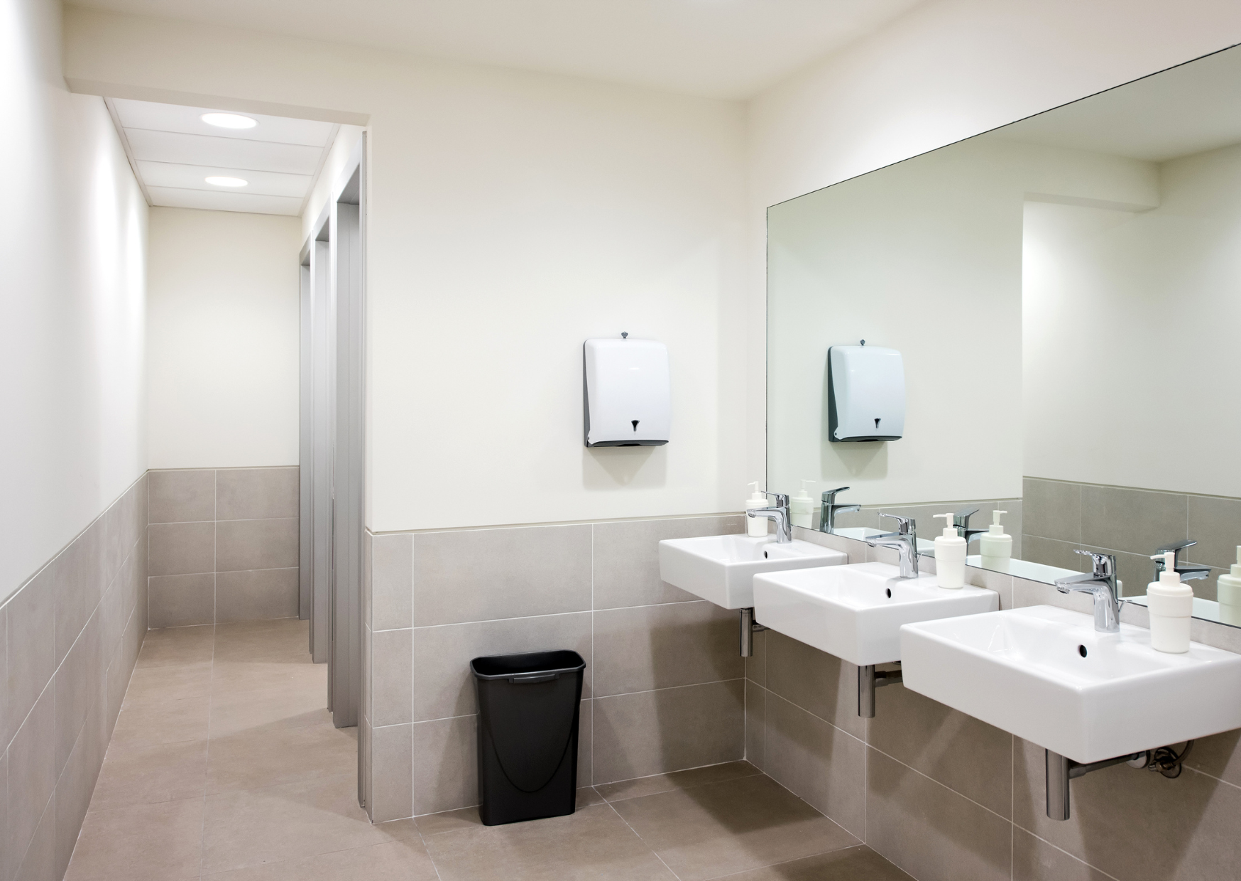 The Beach Bathroom Habits That Make Tourists Stand Out (and Not in a Good Way) 1 The Beach Bathroom Etiquette Rules Europeans Judge Tourists For Breaking 5