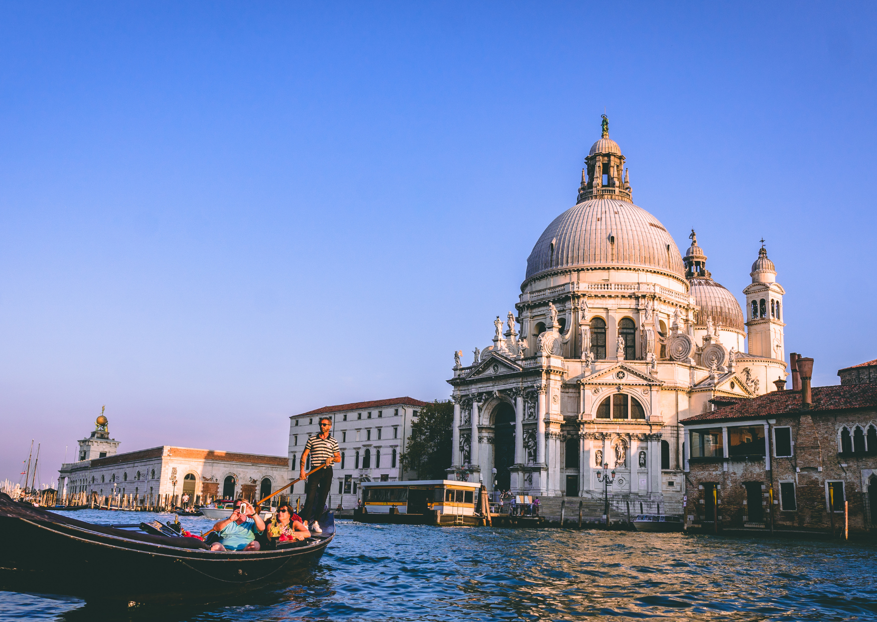 The Hidden Headaches of European Summer Travel (And How We Solved Them) 4 Airhub eSIM 6