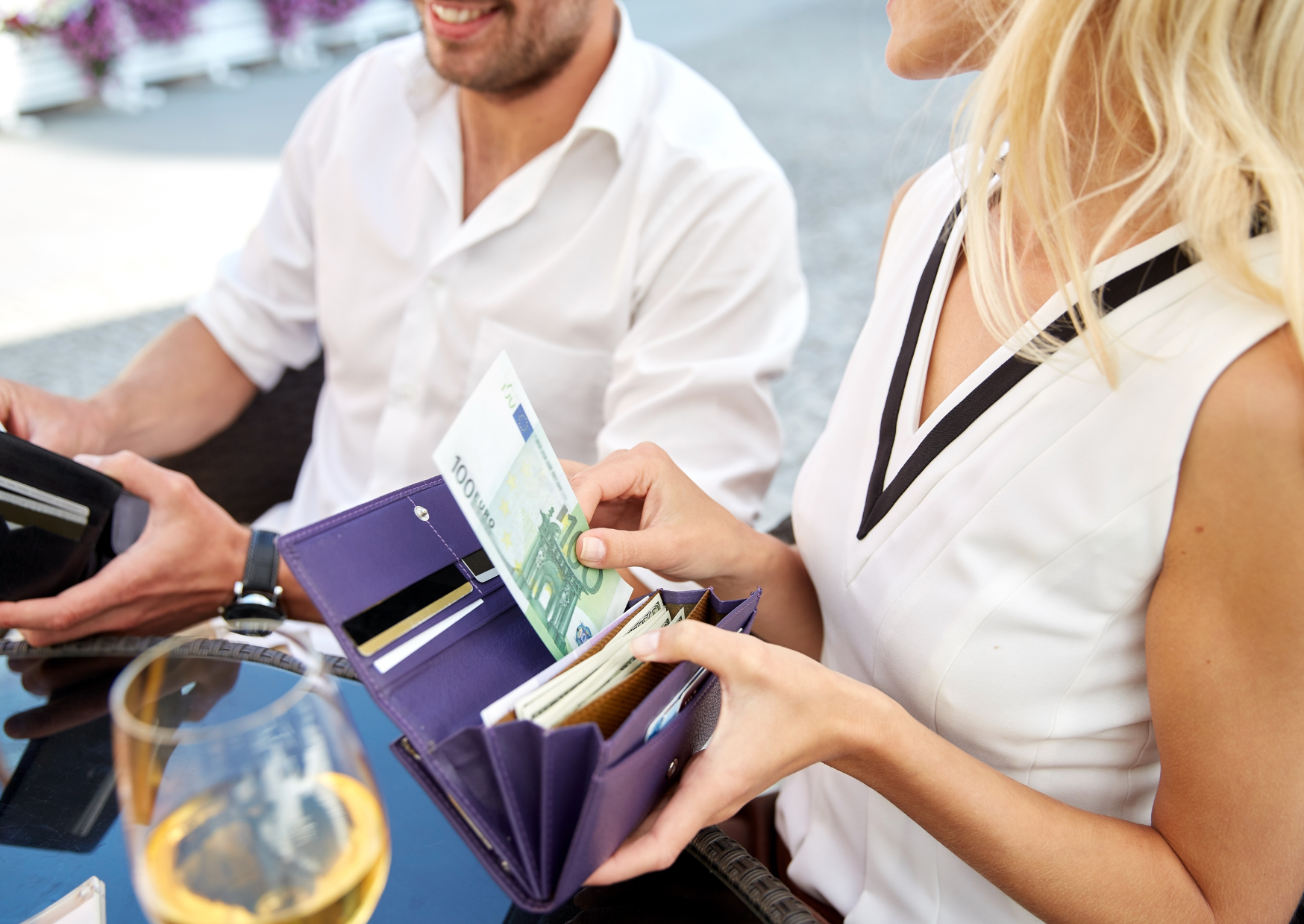 Why Italians Split Bills in Relationships (And Americans Find It Insulting) 3 Italian Couples Split Bills 5