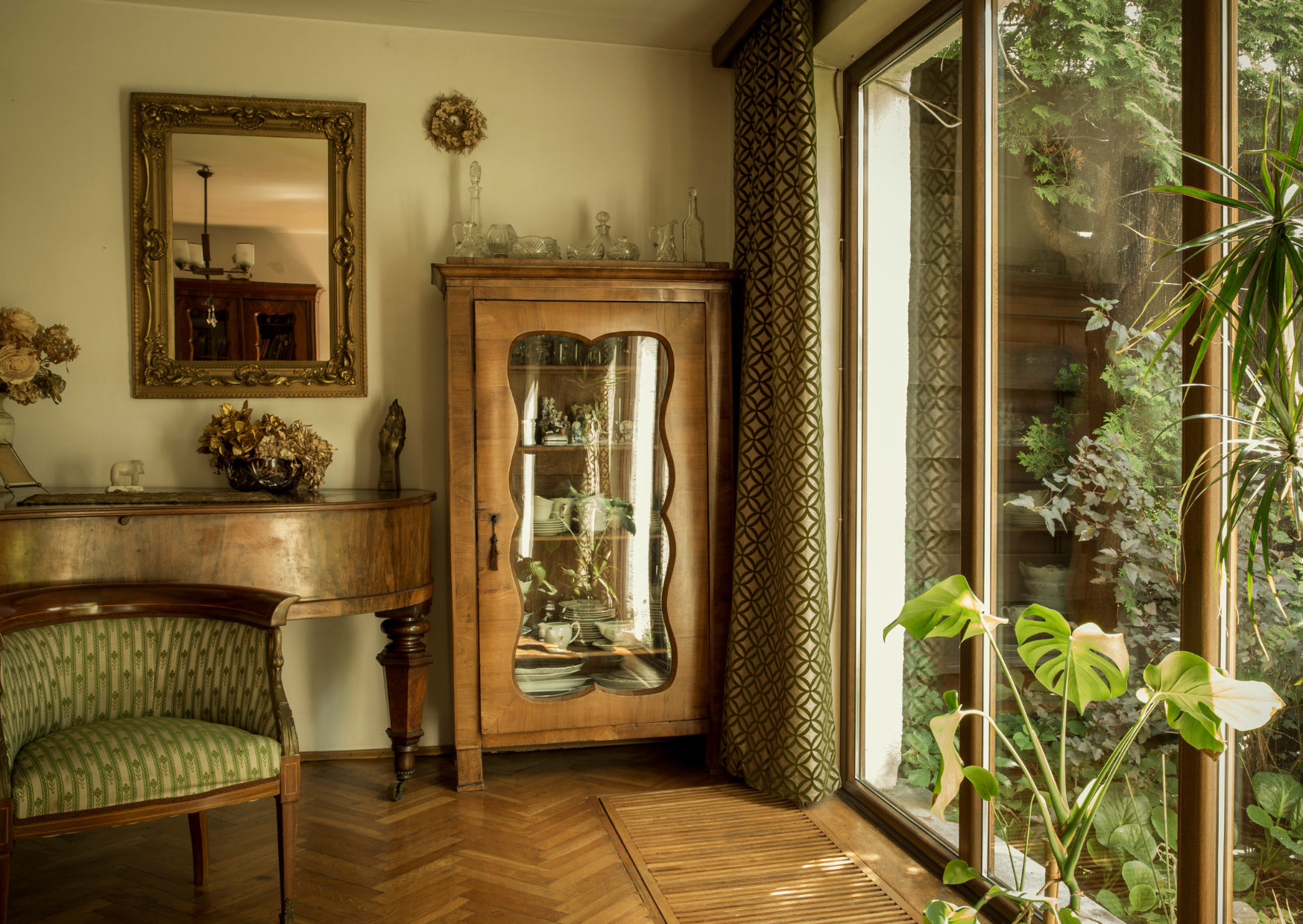 The Living Room Habit French Families Follow That Would Shock Americans 4 Living Room Habit French Families Follow 4