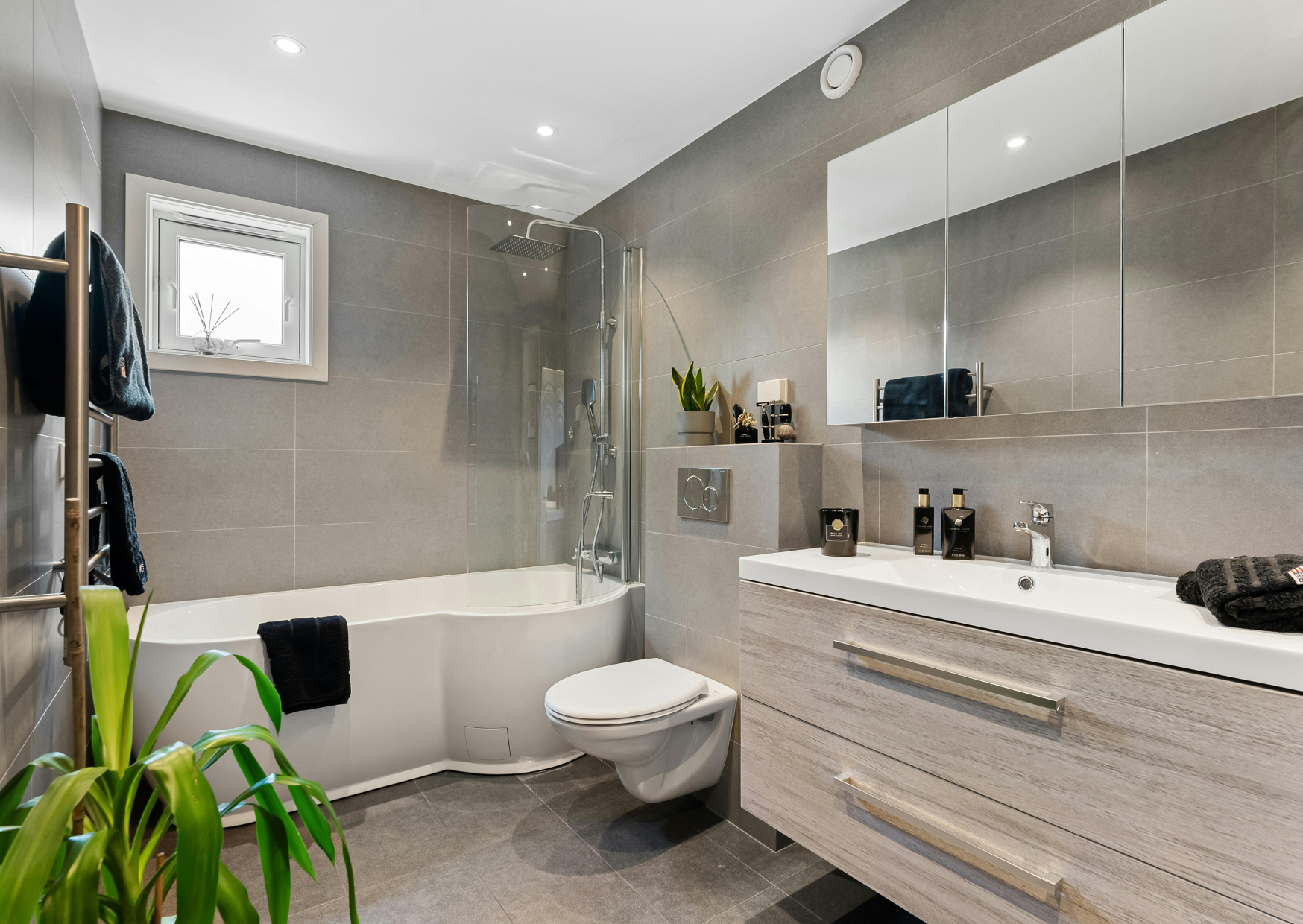 Bathroom Etiquette in Europe: What American Guests Need to Know 2 bathroom guests follow 4