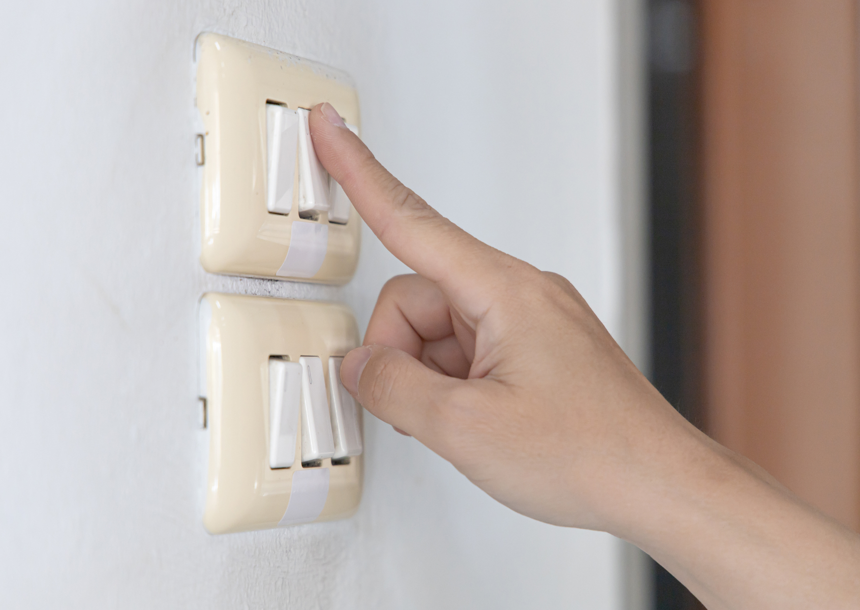 Bathroom Etiquette in Europe: What American Guests Need to Know 5 bathroom guests follow 7