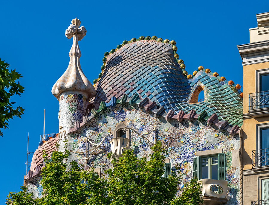 The Ultimate Barcelona Itinerary 4 Days: Everything to Know 7 casabatllo rooftop dragon back
