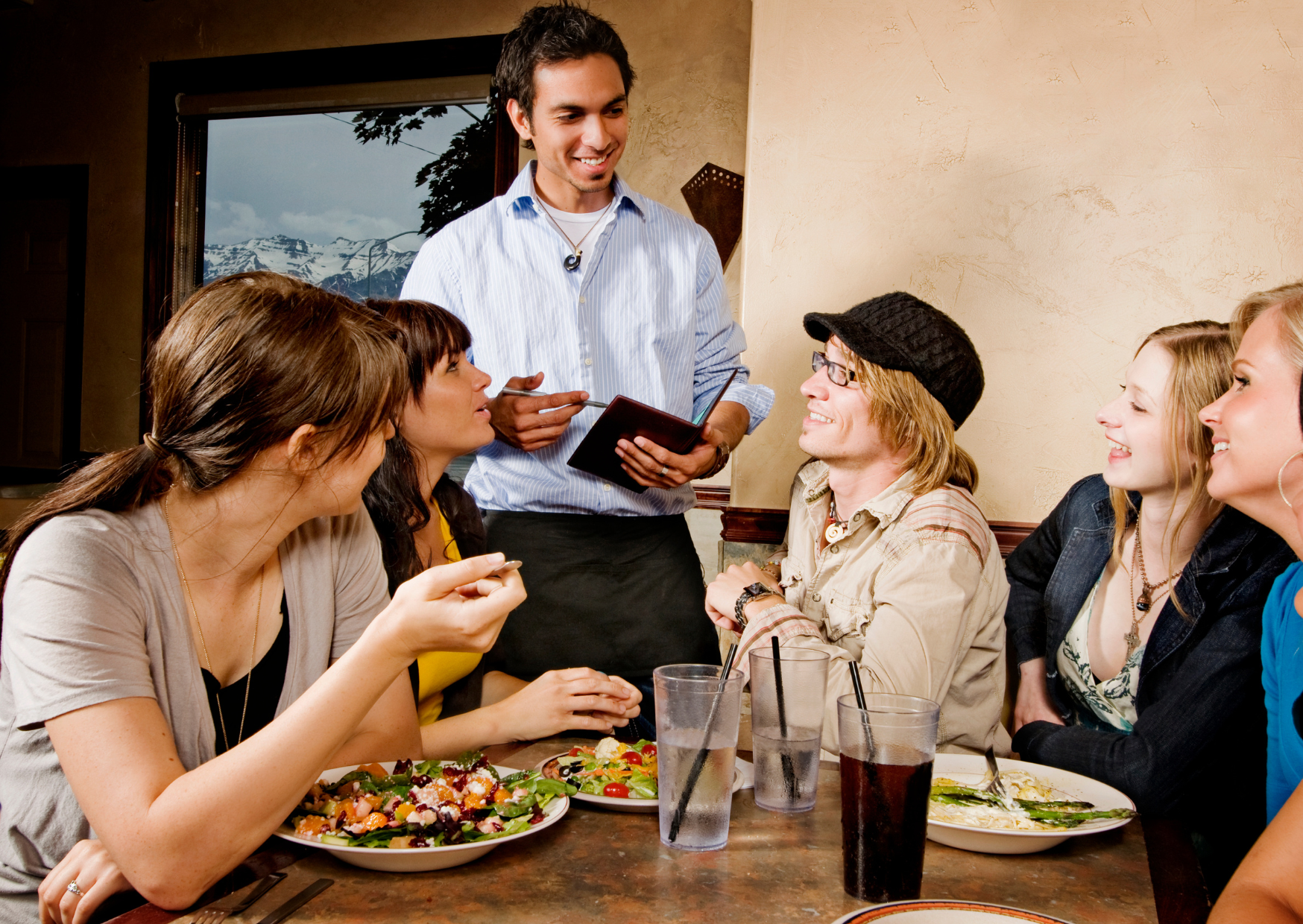 The American Smile That Confuses European Waiters 5 American Smile That Confuses European Waiters 6