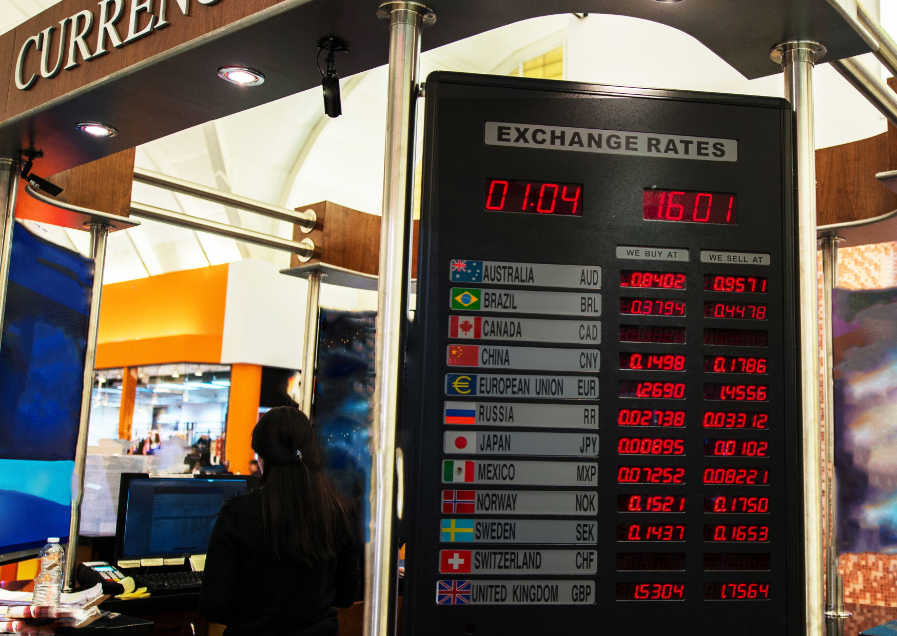 Read This Before You Exchange Money at the Airport 2 Currency Exchange Trick at European Airports 5