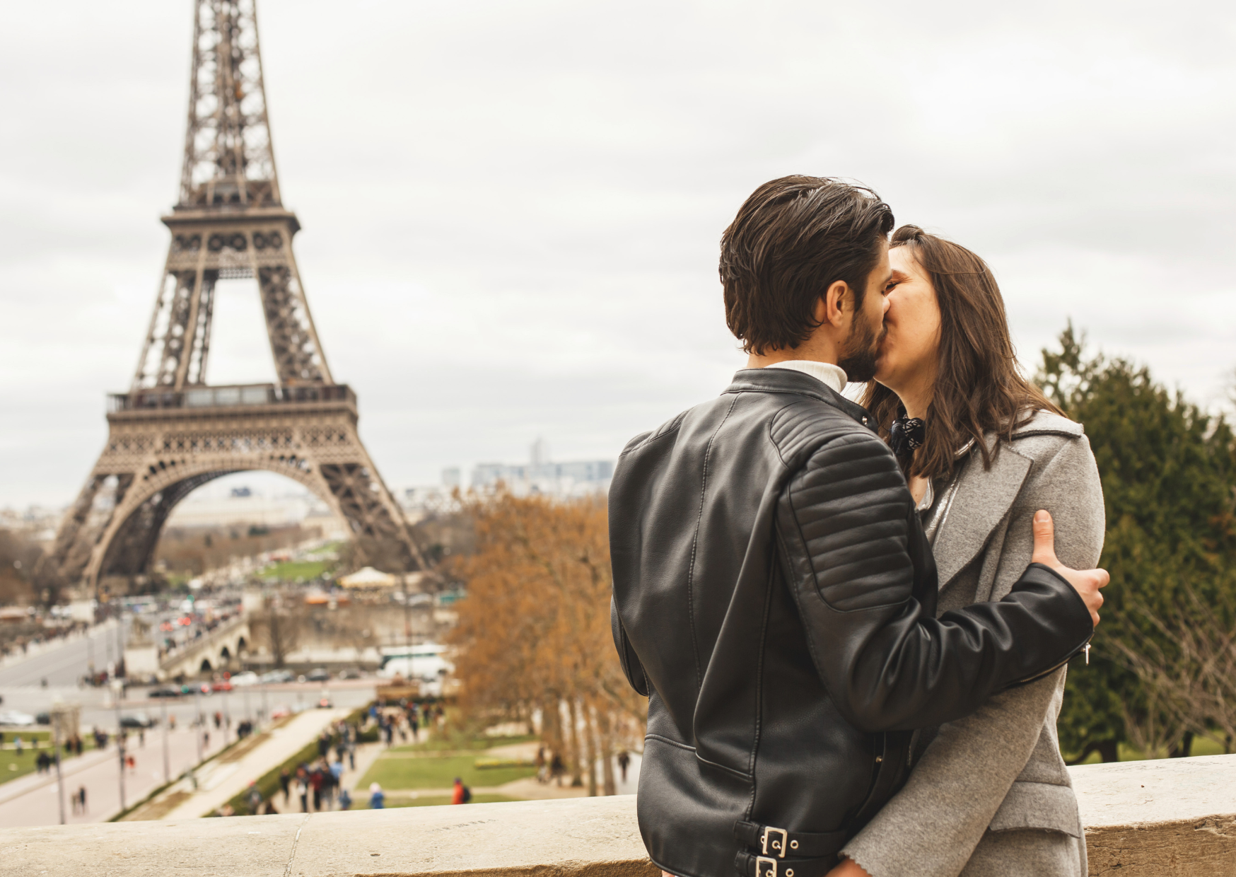 The French End-of-Year Conversation Every Couple Should Have 7 French Couples Kiss Here 2