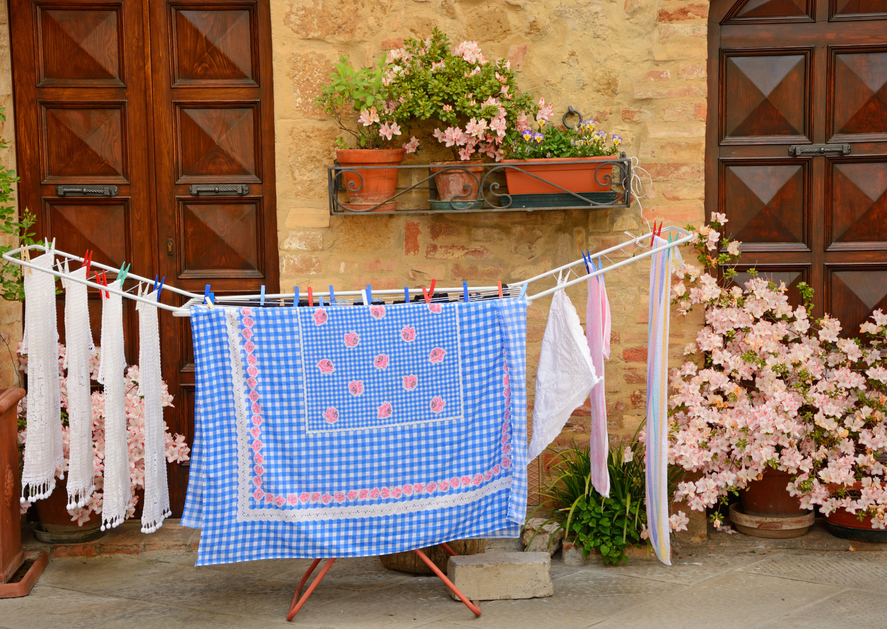 Why Italians Hang Laundry Outside in Winter While Americans Use Dryers 1 Why Italians Hang Laundry Outside in Winter