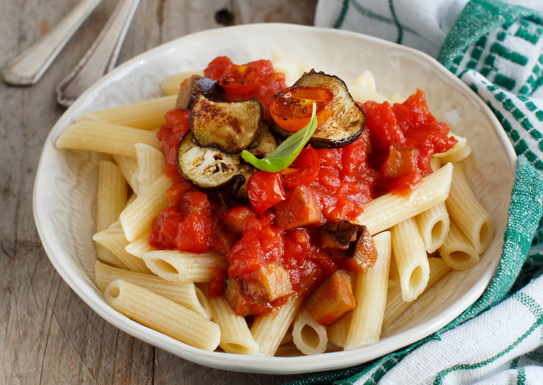 The Secret Sauce Ingredient Sicilian Nonnas Use That Americans Avoid: Why Sicilian Nonnas Put a Lemon Leaf in Tomato Sauce 3 sicilian sauce 4
