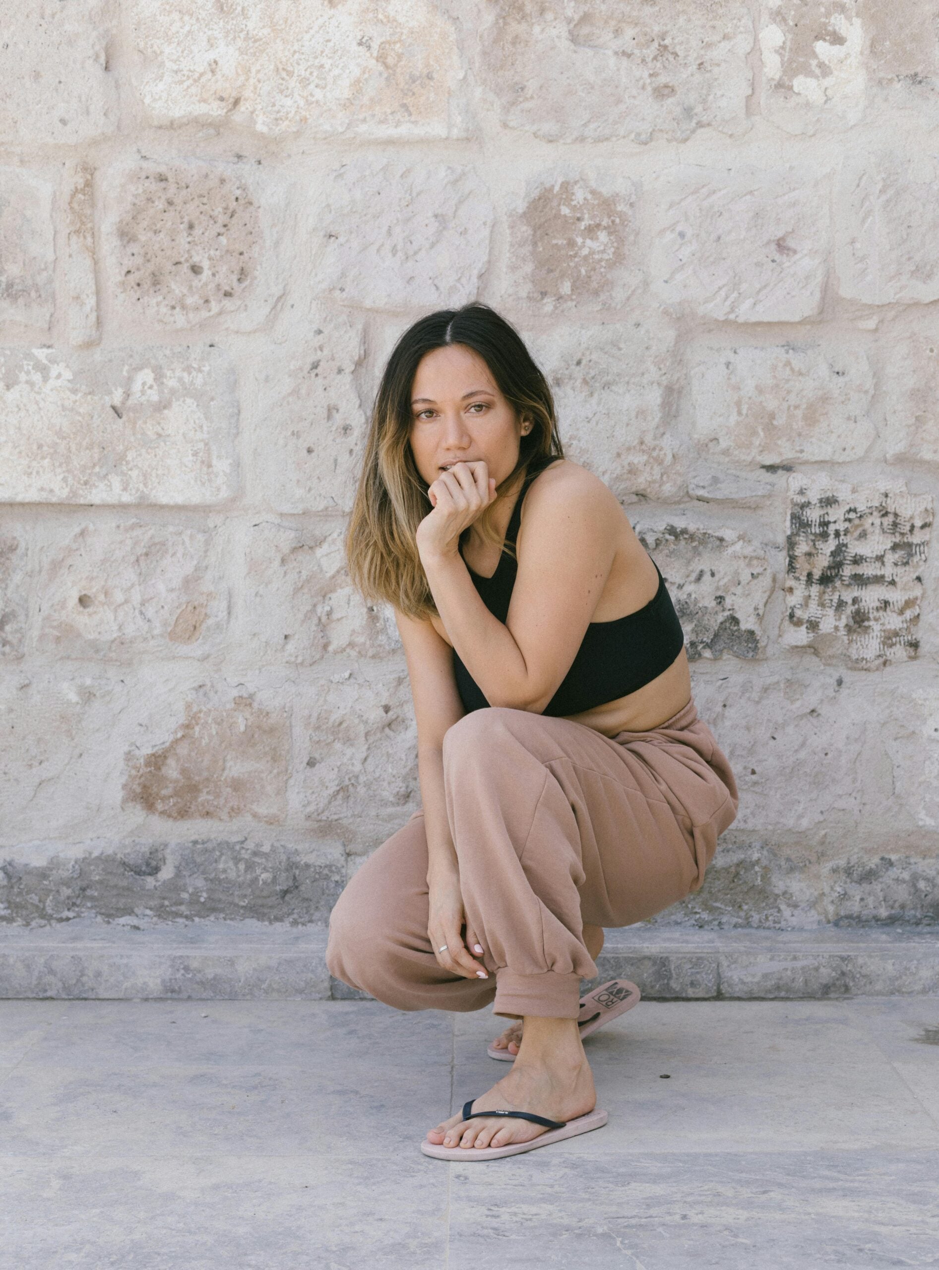 5 Things French Women Never Wear That American Women Consider Everyday Essentials 3 pexels meruyert gonullu 8214035 scaled
