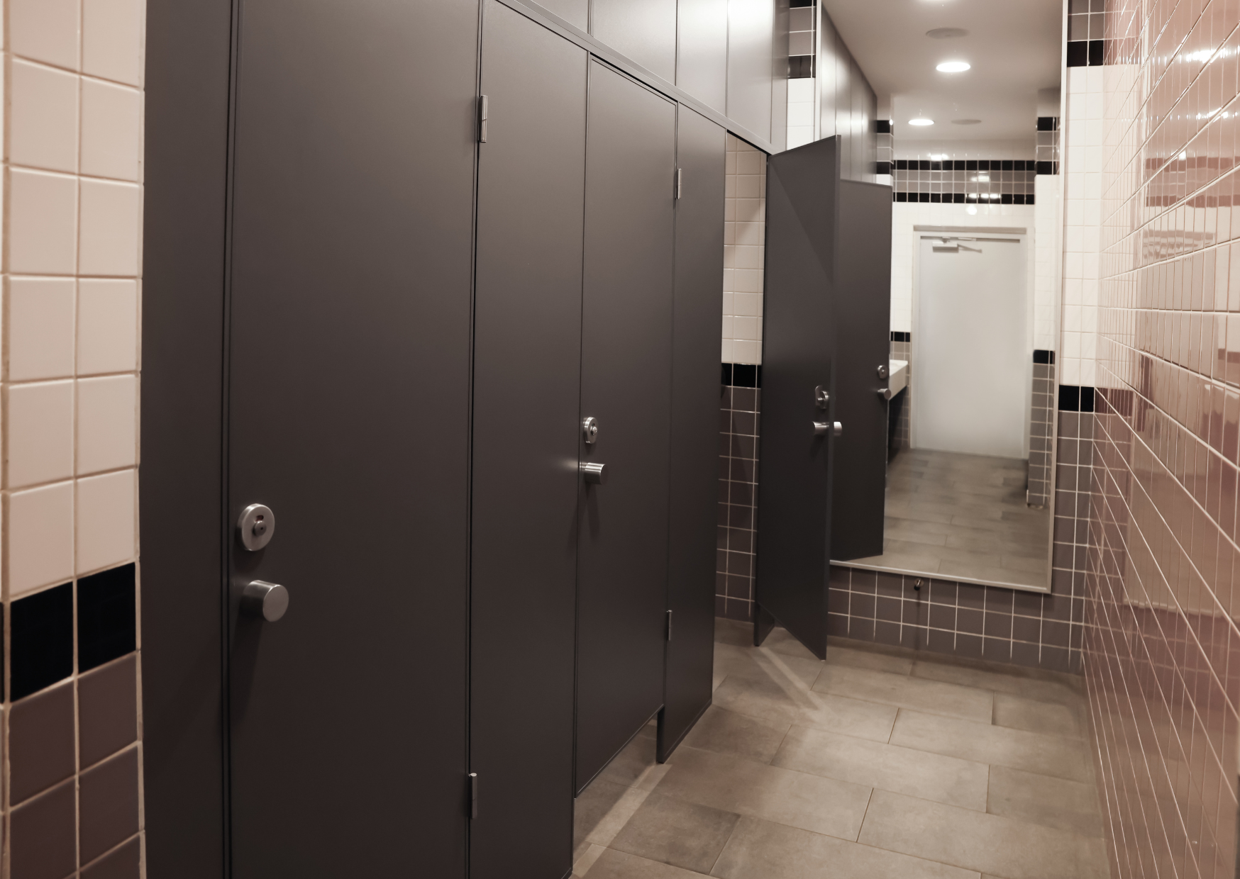 The Bathroom Door Gap in American Stalls That Makes Europeans Refuse to Use Them 2 American bathroom stalls 5