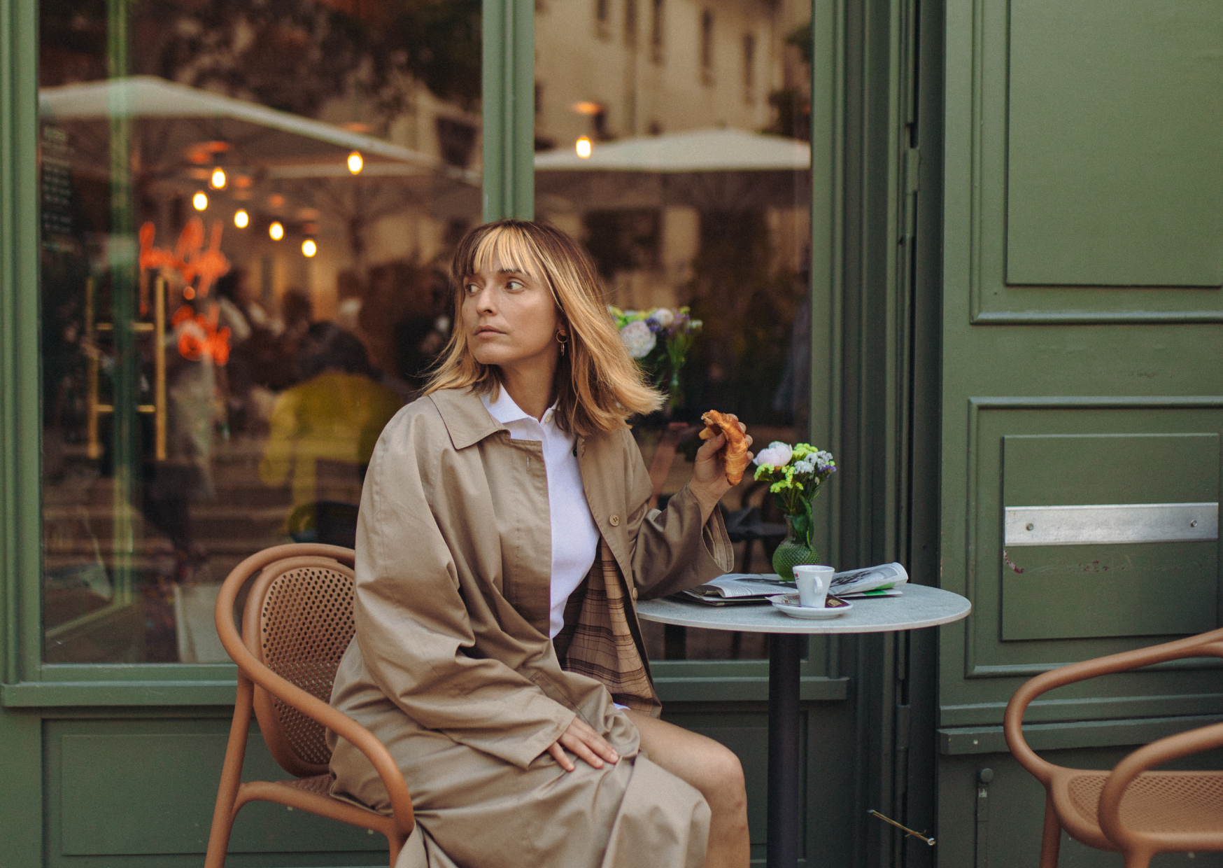 Why 69% Of American Women Over 58 Quietly Return From Italy Within 30 Months 2 French woman texting 6
