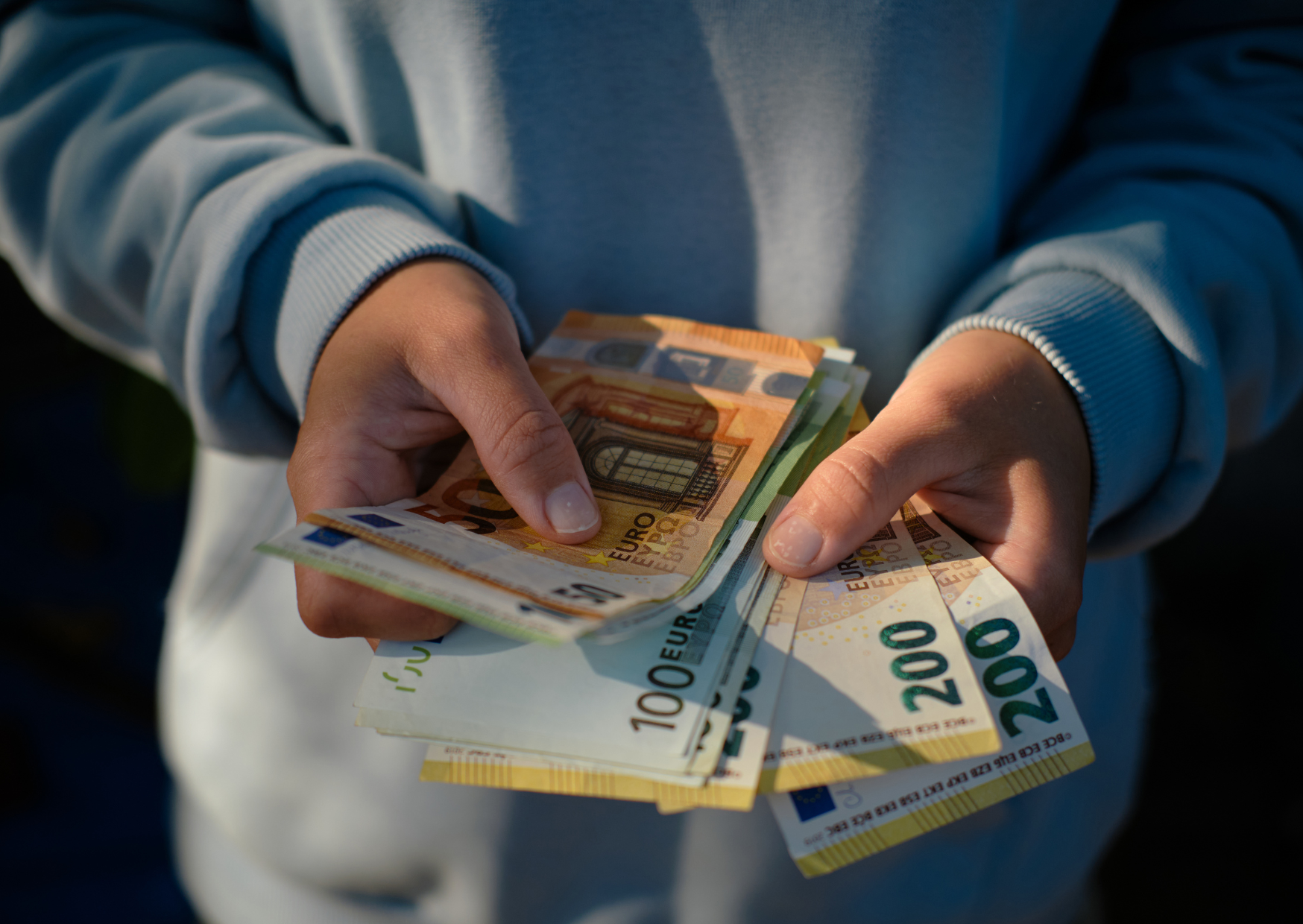 The Cash Only Reality in 2025 Berlin That Traps Americans Daily 1 Paying cash in Germany 5