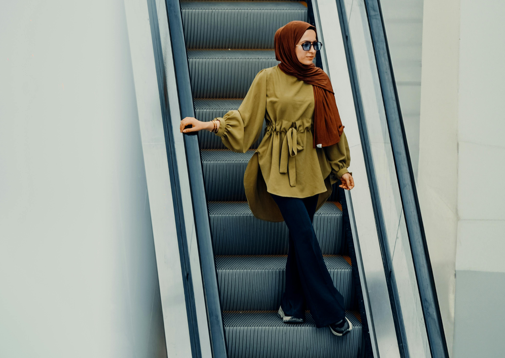 Why Standing on the Left Side of Escalators Gets Americans Shoved in London 3 elevator
