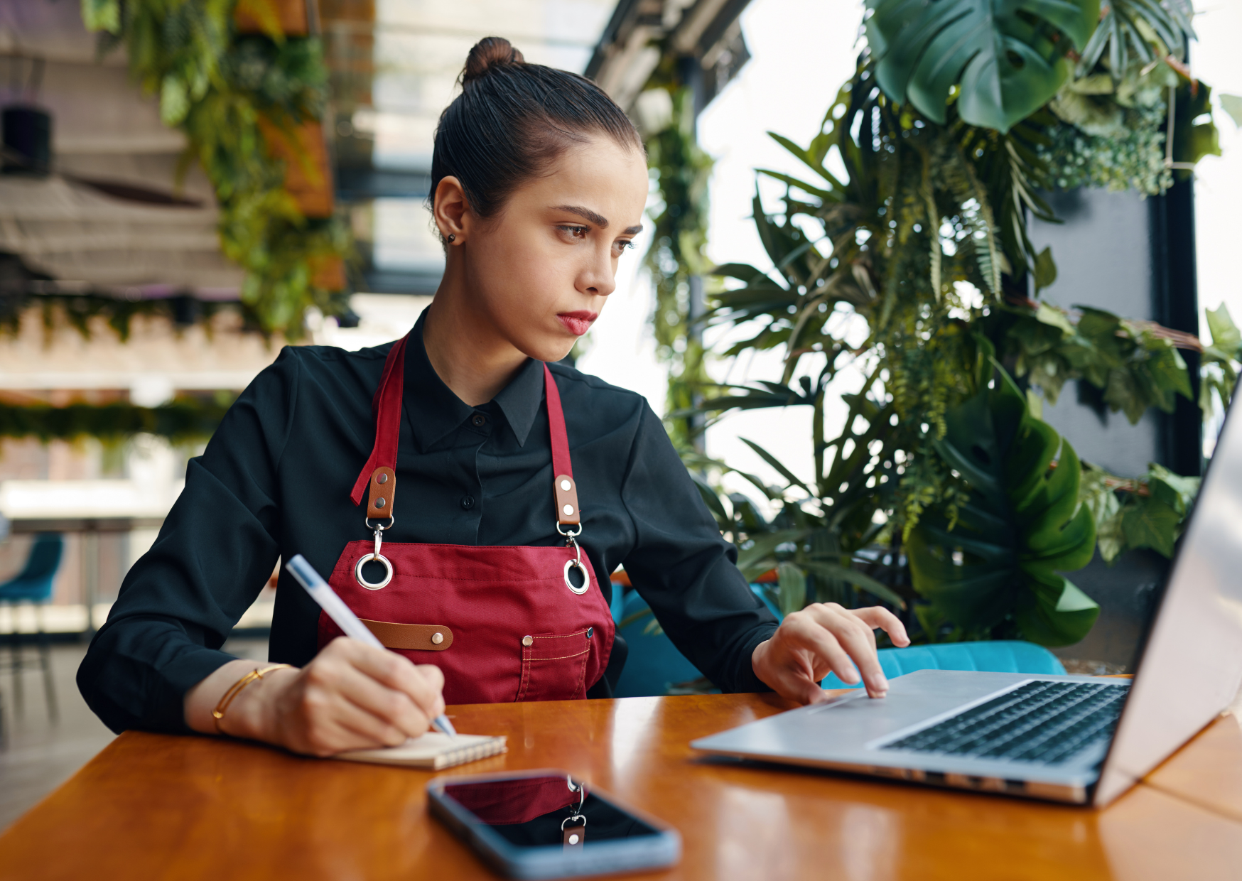You Think Paris Servers Are Ignoring You, They Think You’re Not Ready: The Restaurant Behavior in Paris That Makes Servers Refuse Your Order 1 French waiter