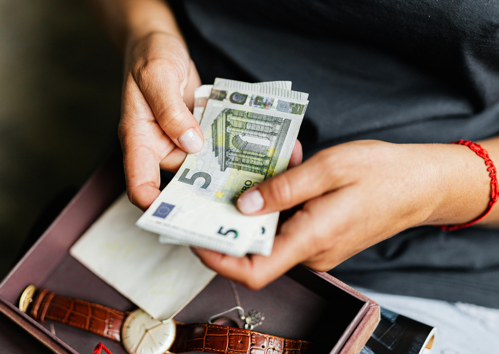 Why Europeans Pay Cash for Everything and Think American Credit Card Culture Is Insane 5 Europeans pay cash 2