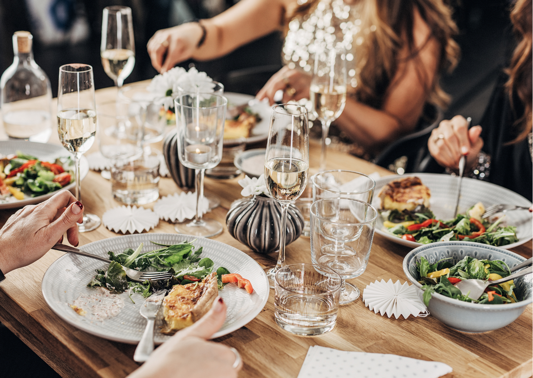 The Spanish Dinner Habit Americans Think Is Unhealthy: I Ate Dinner at 9 PM Like the Spanish for 30 Days And My Sleep Changed Completely 2 eating dinner 6