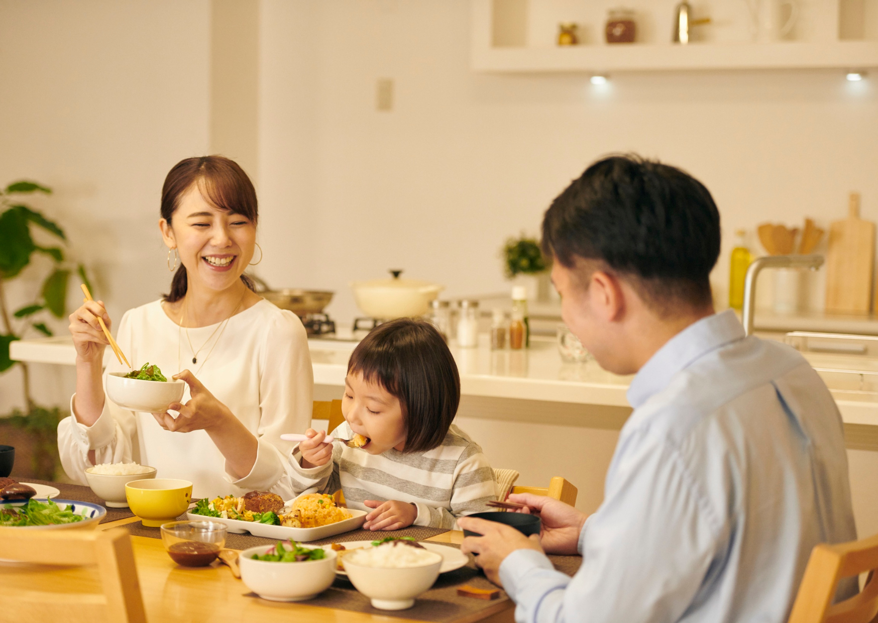 The Japanese Diet Proves Rice Isn’t the Real Problem Why Japanese People Stay Lean While Eating Rice at Almost Every Meal 4 Japanese people eating rice 5
