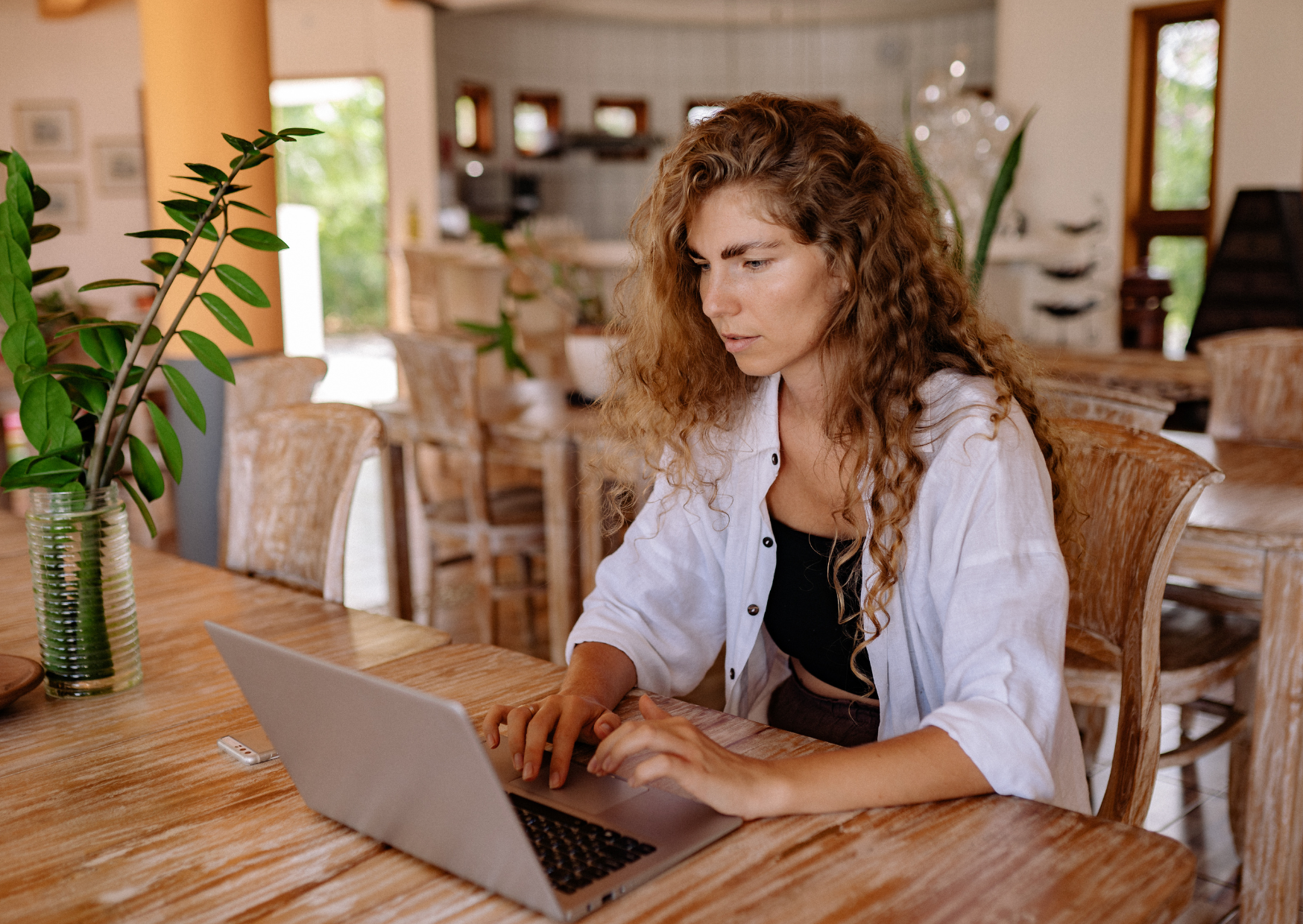 This 30-Second Trick Could Save You Money on European Flights: Why Clearing Your Cookies Can Save €200 on European Flights 5 using the laptop 2