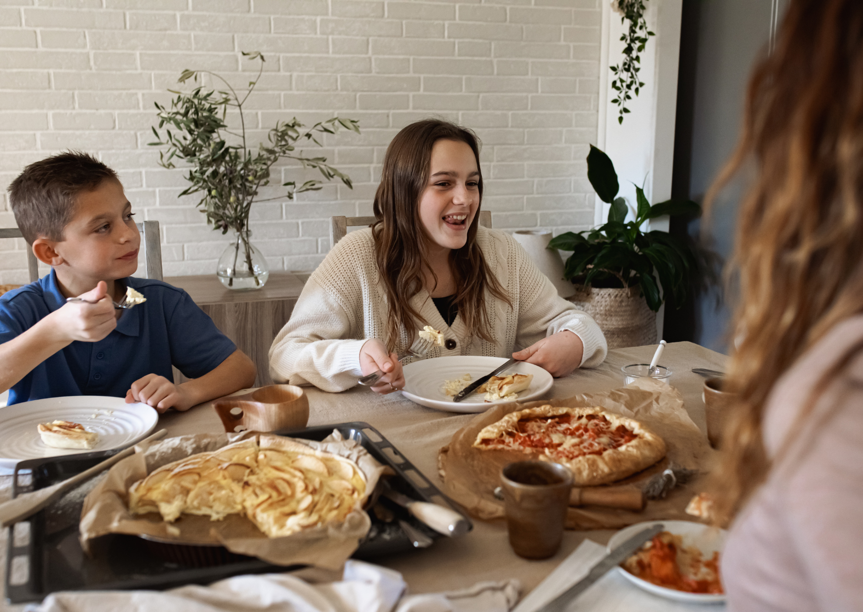 The Intermittent-Fasting Secret Hidden in Traditional French Mealtimes 1 French woman eating 4