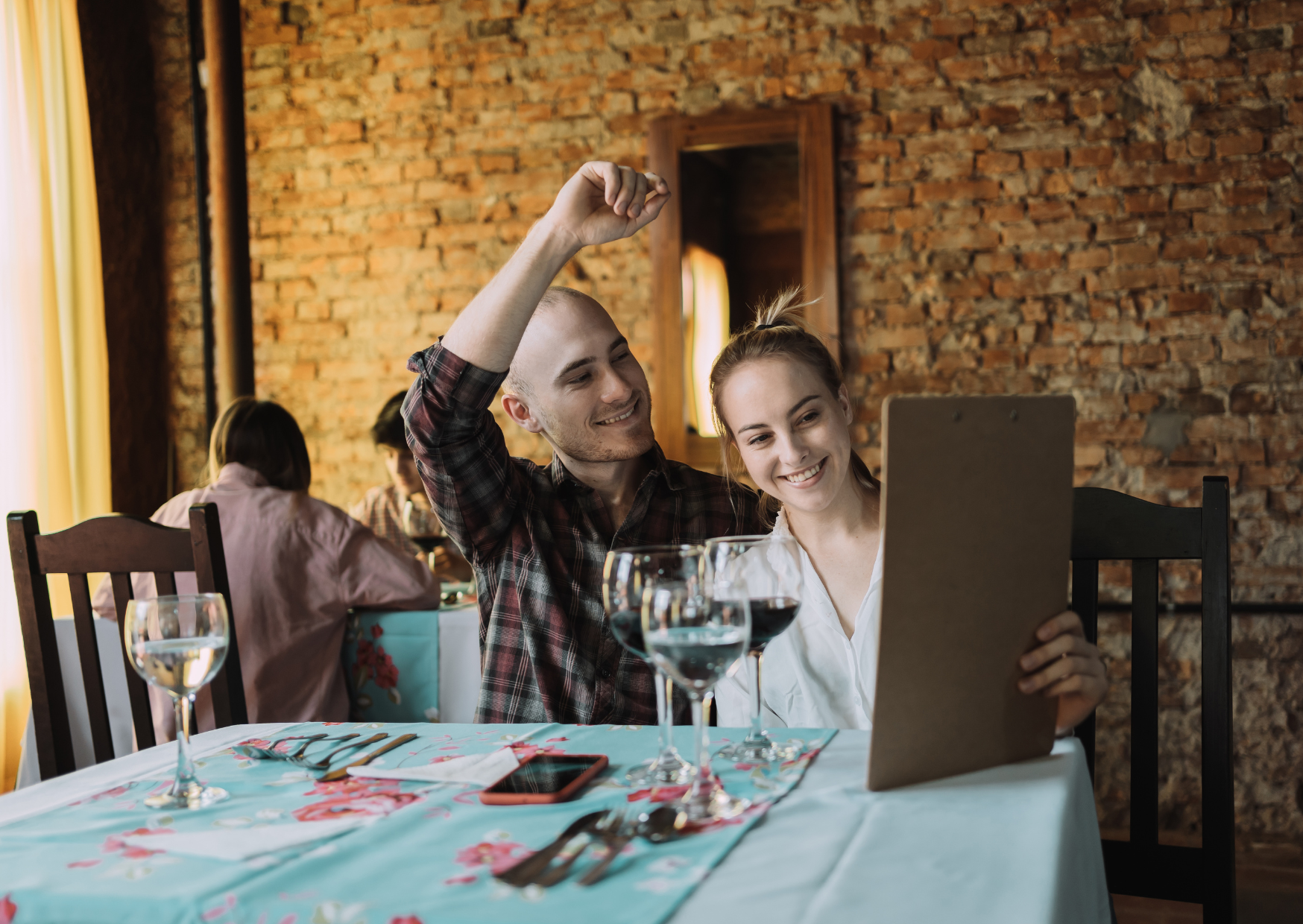 The Hand Gesture In Barcelona That Gets American Tourists Ignored For An Hour: Americans Wave for Service. Barcelona Waiters May Pretend They Didn’t See It 5 finger snapped in restaurant 4