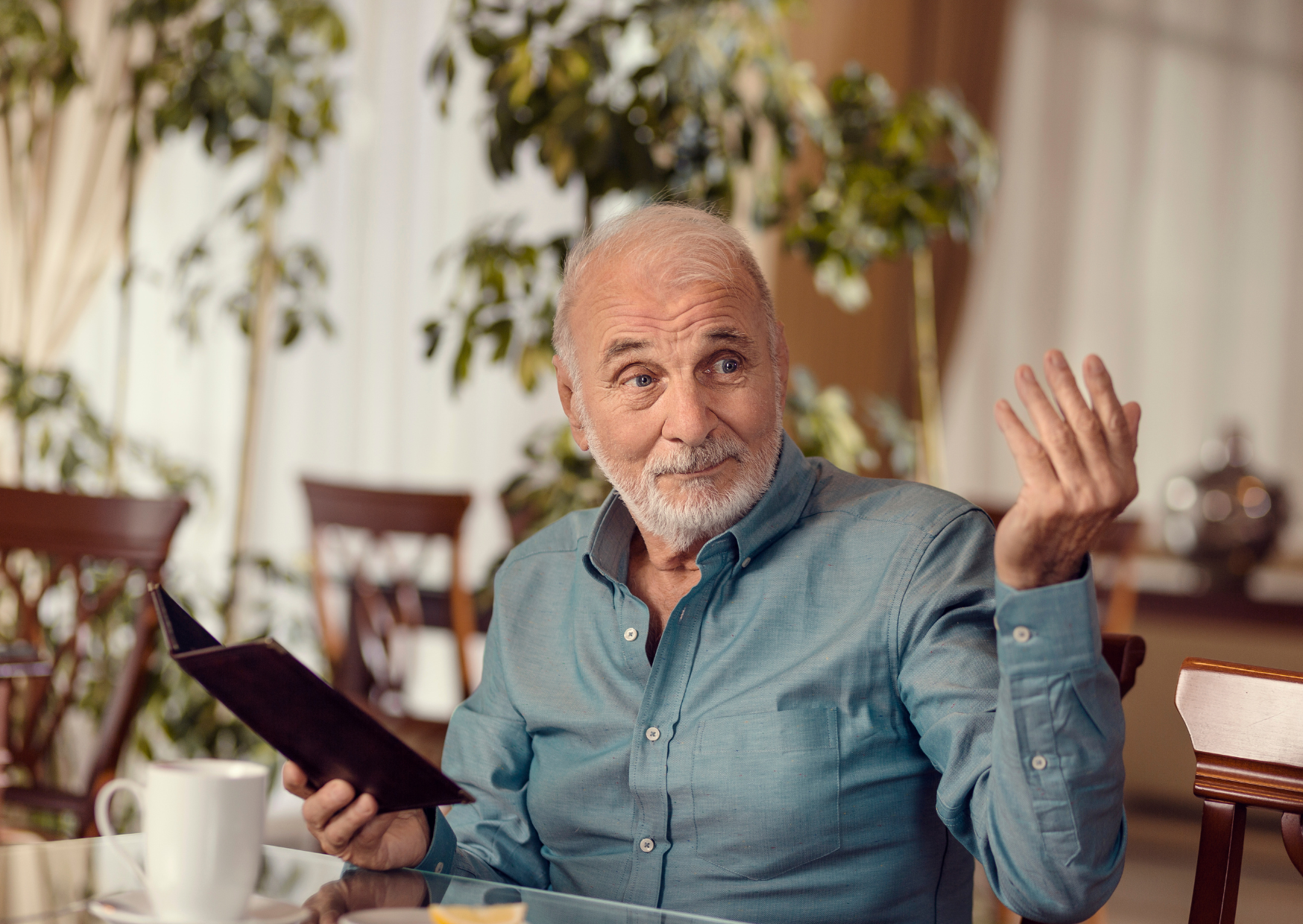 The Hand Gesture In Barcelona That Gets American Tourists Ignored For An Hour: Americans Wave for Service. Barcelona Waiters May Pretend They Didn’t See It 4 finger snapped in restaurant 5